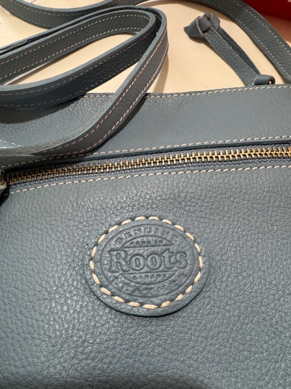 🆕 ROOTS Blue Leather Crossbody Bag with Front Zip - Picture 6 of 11